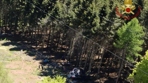 Al menos 9 muertos deja caída de un teleférico en Italia