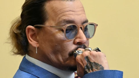 johnny depp cirujano dedo