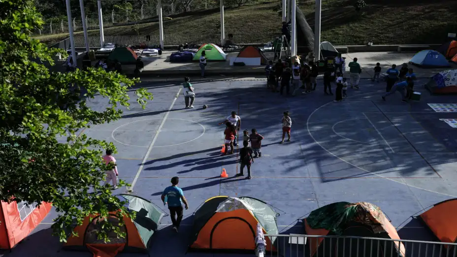 Campamento de damnificados tras el terremoto del 10 de agosto en Colombia.