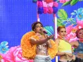 Mar Lara deslumbró con su interpretación de “Me gustas mucho” en el Noveno Concierto de La Academia 2024, aunque enfrentó un desafortunado contratiempo. Durante su actuación, uno de los tirantes de su vestuario se rompió, lo que afectó sus movimientos y la hizo parecer algo rígida en el escenario. A pesar de este accidente, Mar no dejó de bailar y continuó dando lo mejor de sí, logrando que el público se sintiera cautivado por su energía y presencia.