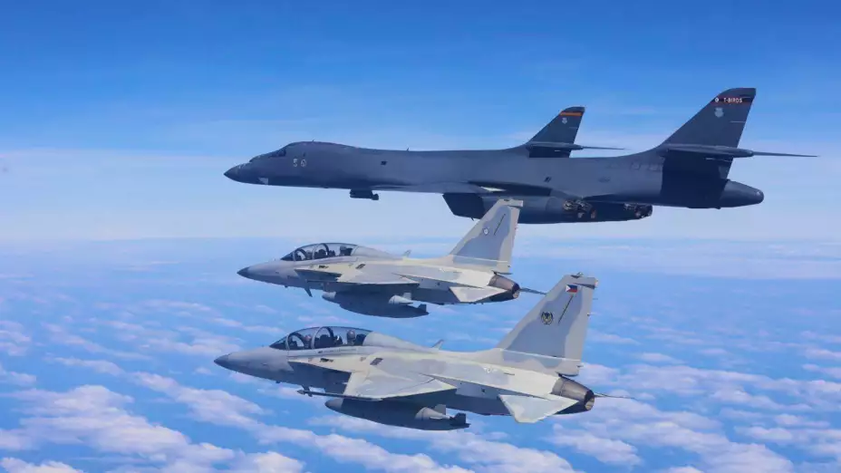 Cazas FA-50 filipinos y bombardeo B-1 de EU.