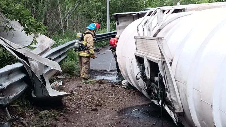 Camión que cargaba gasolina sufre aparatoso accidente en La Huerta HOY