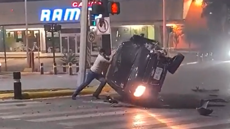 Joven intenta voltear su carro en Monterrey.png