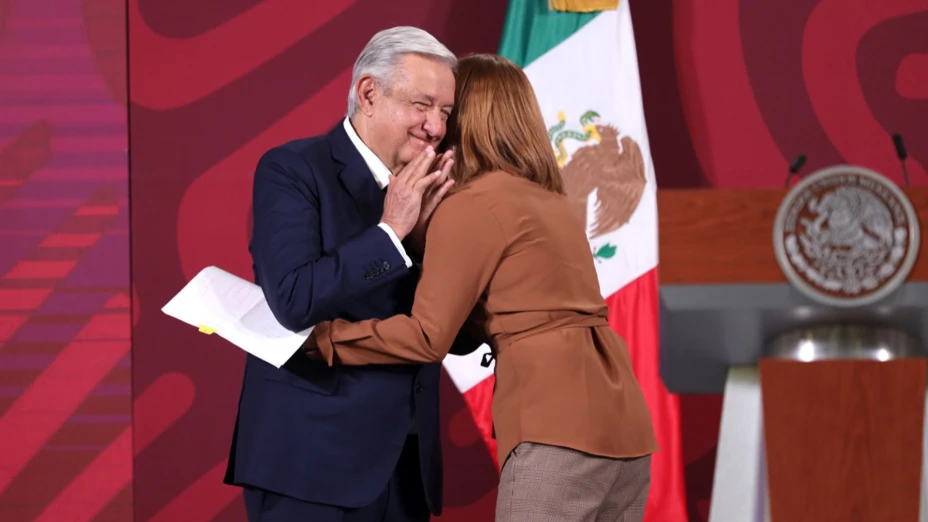 Tatiana Clouthier abraza a AMLO luego de anunciar su renuncia a la Secretaría de Economía.