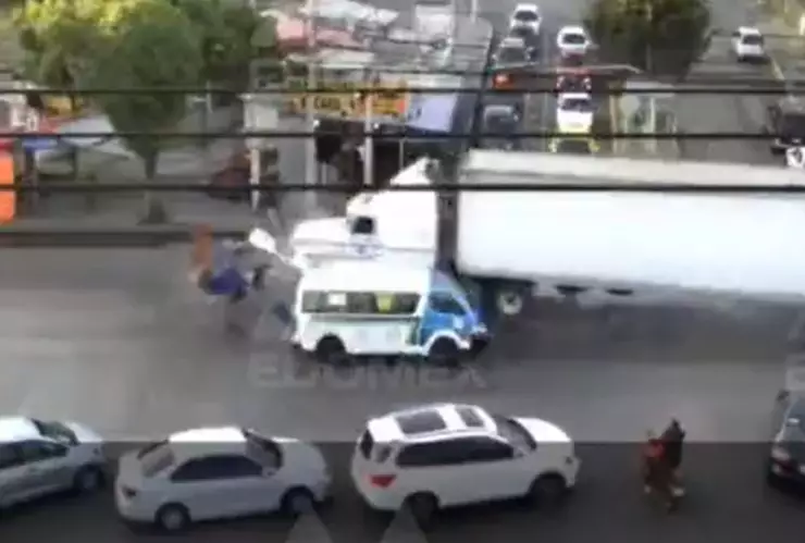 Tráiler impacta combi