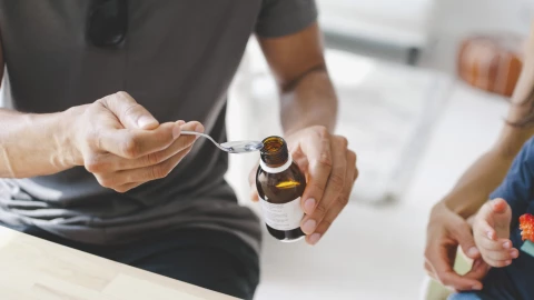 OMS emite alerta por jarabes para la tos peligrosos para niños