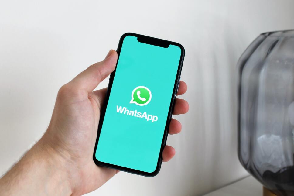 Whatsapp celular en mano