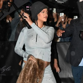 Rihanna presume su embarazo en la MET Gala 2025