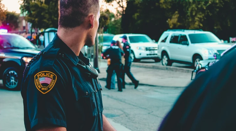 Aprende cómo actuar si eres detenido en EU y qué hacer para protegerte legalmente.