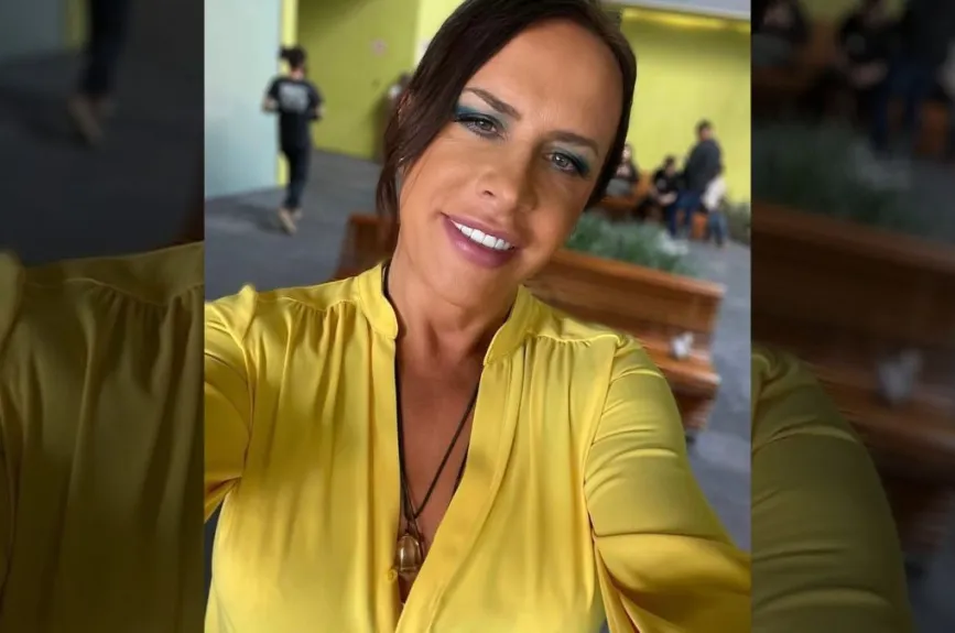 Karla de amarillo.jpg