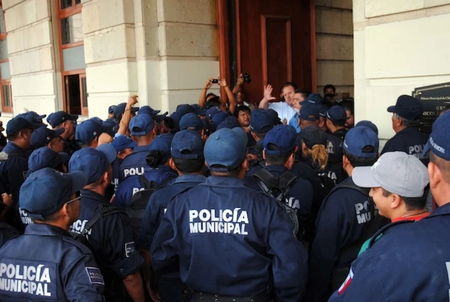 Policías municipales protestan en Guerrero