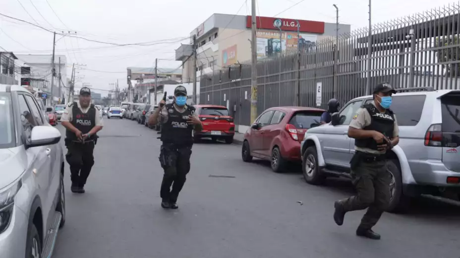 Policía de Ecuador se moviliza ante toma de canal de TV por encapuchados.