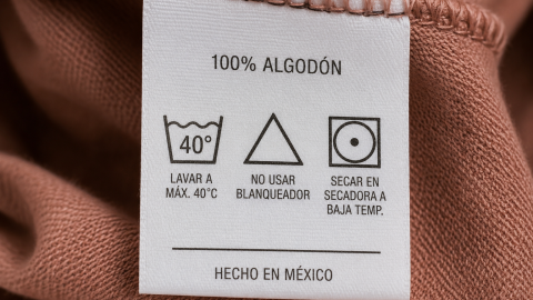 Guía completa para entender las etiquetas de tu ropa y evitar dañarla al lavarla