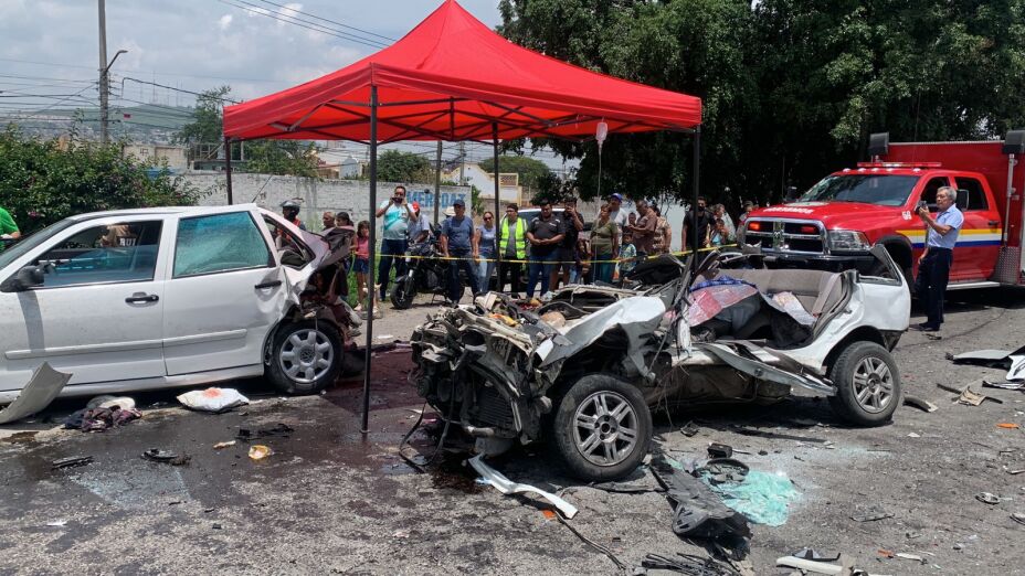 Camioneta destrozada en carretera a Chapala.
