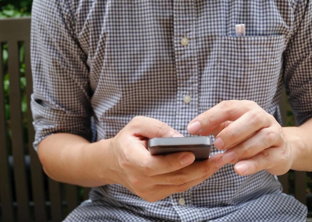 hombre con celular intervenido