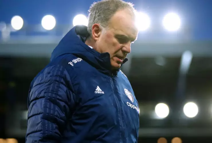 Marcelo Bielsa dirigiendo al Leeds United en la Premier League