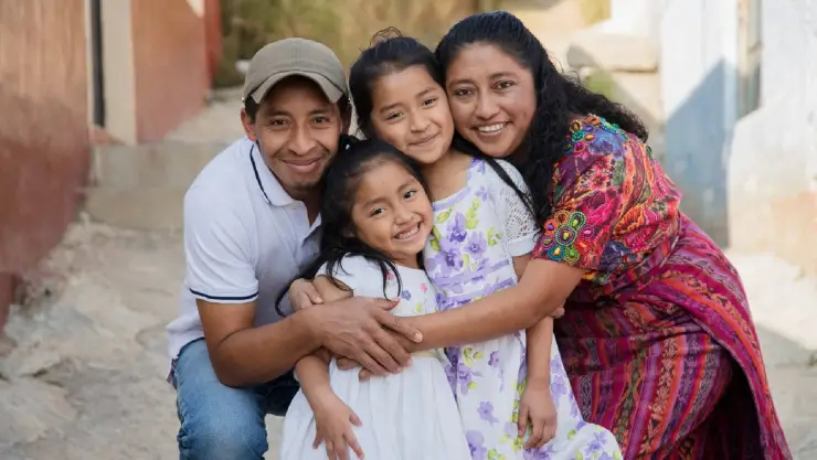 una familia hispana feliz sonríen para la foto