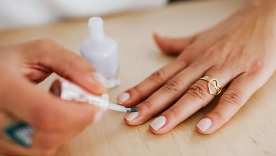 Estos son los diseños de uñas que te van a hacer brillar en invierno