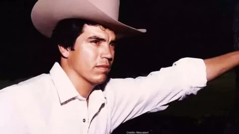 Hija de Chalino Sánchez se quiebra en lágrimas al recibir retrato de su padre