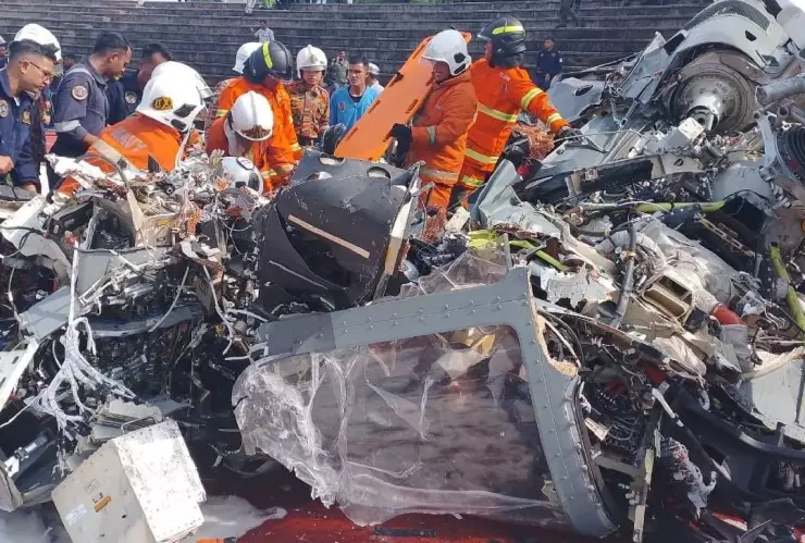 Chocan helicópteros de Malasia en pleno vuelo durante ensayo de celebración