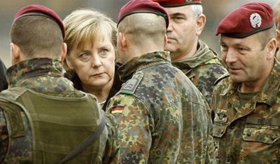Angela Merkel con miembros del Ejército Alemán