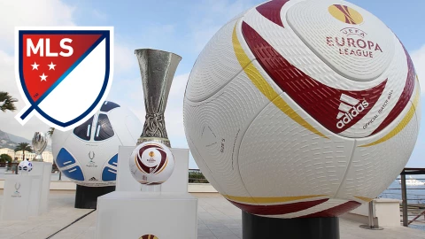 Balón con el escudo de los campeones de Champions y Europa League