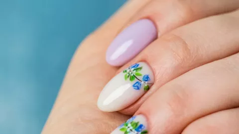 ideas de uñas estilo cloud dancer con toque de color