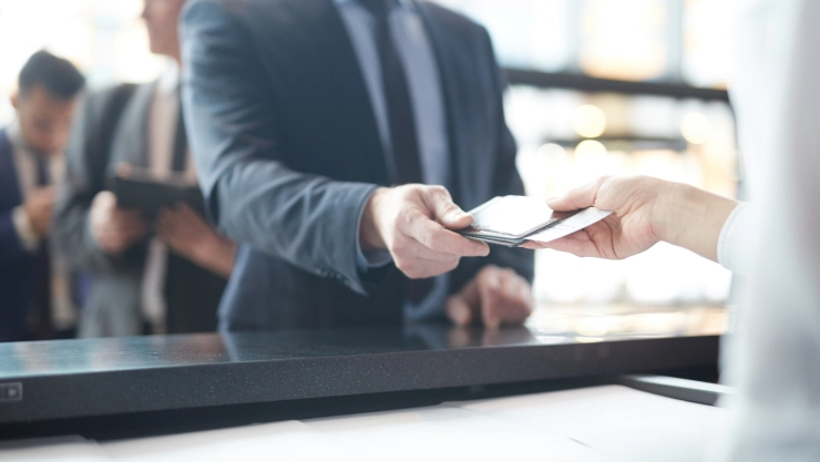 Pasajero entrega pasaporte en aeropuerto estadounidense