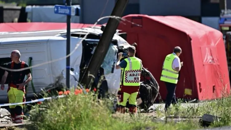 VIDEO: Así tren embistió a un autobús escolar hoy; tragedia dejó sin vida 4 víctimas en Bélgica