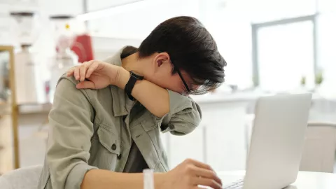 Hombre se desgarra la tráquea por aguantar un estornudo en Escocia