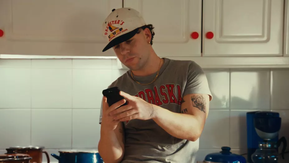 ¿Colaboración con Bad Bunny en camino? Detalles y secretos que NO VISTE en el videoclip de ‘TUCHAT’ de Quevedo