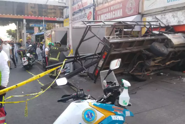 Un choque entre un microbús, una camioneta y una motocicleta dejó tres lesionados en la Calzada de Tlalpan.