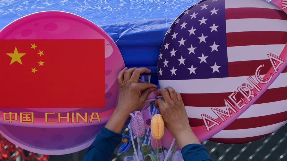 Banderas de China y EU con forma de planeta, en Beijing, China.