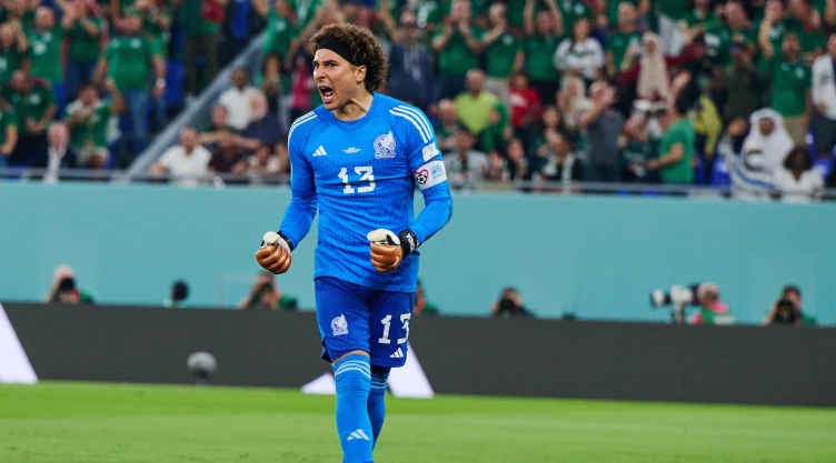 Guillermo Ochoa festeja el penal atajado a Lewandowski en Qatar 2022