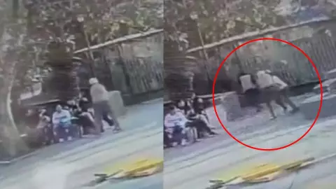 VIDEO: Anciano atacó con un cuchillo a grupo de jóvenes en una plaza