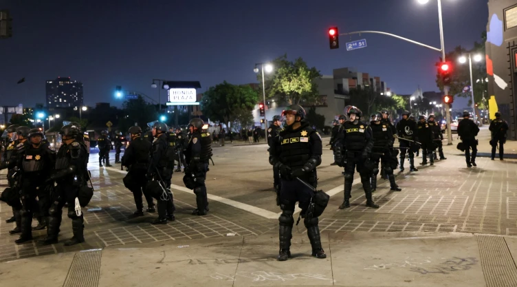 Persisten protestas en Los Ángeles contra redadas migratorias.