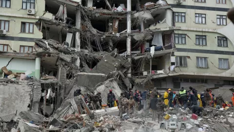 Sismo de 7.8 deja miles de muertos en Turquía y Siria