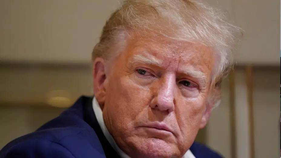 Donald Trump frente a reporteros el 25 de marzo de 2023