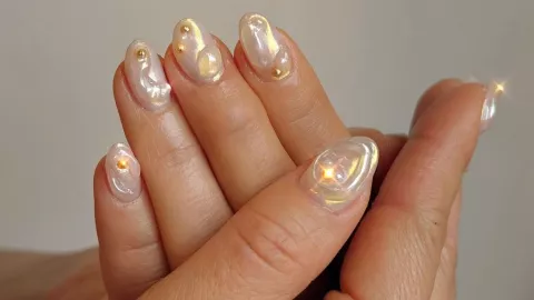 uñas cortas con perlas oficina
