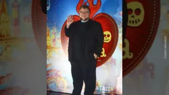 Guillermo Del Toro saludando.jpg
