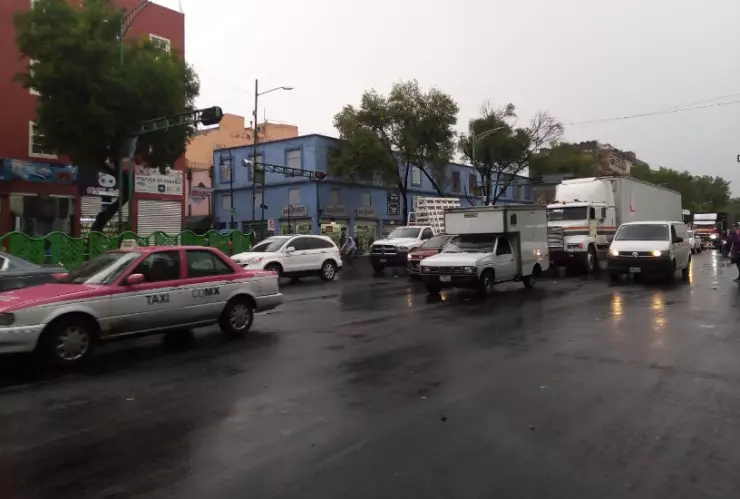 Reabren Eje 1 Norte tras reparar el socavón reportado ayer en CDMX