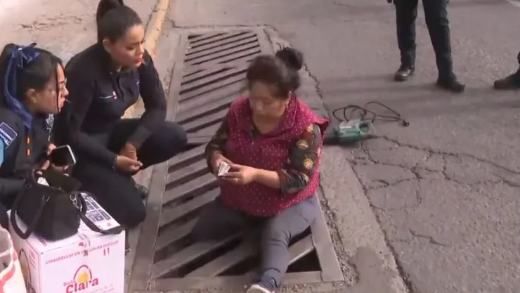 VIDEO: Mujer de Ecatepec queda con la pierna atorada en un respiradero