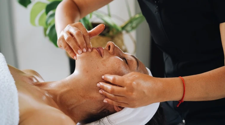 ¿Cómo hacer un masaje facial coreano con las manos para desinflamar el rostro al despertar?