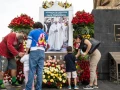 Así se reúnen a orar por la salud del papa Francisco.