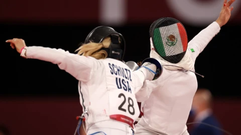 Mariana Arceo compite en Esgrima