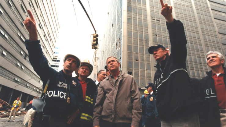 George W. Bush y policía.jpg