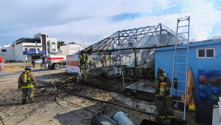 Incendio consume marisquería en Real del Valle, Mazatlán