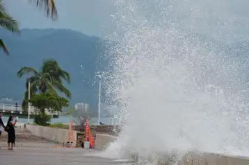 Turistas en el paseo marítimo de Puerto Vallarta.