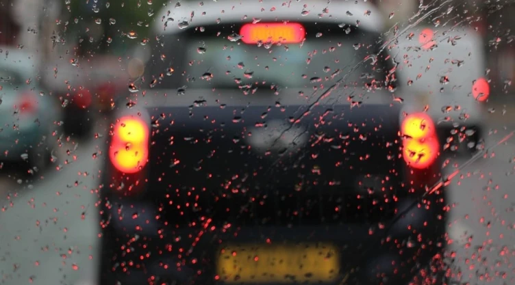 manejar un auto temporada de lluvias tips