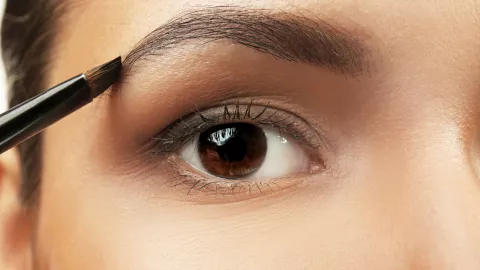 maquillar cejas